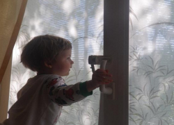 Двое трехлетних детей упали с высоты в Ставрополе