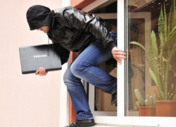 Взрослый мужчина ограбил 13-летнюю девочку и ее дедушку на Ставрополье