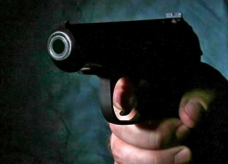 Мужчина с пистолетом ограбил магазин