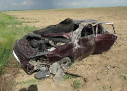 Водитель без прав на огромной скорости перевернул "Приору" на Ставрополье - пассажир погиб