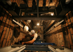 Ремонтировавшего шахту мужчину насмерть задавило внезапно тронувшимся лифтом на Ставрополье