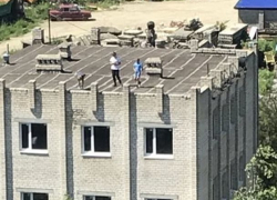 Дети кидали камни по машинам с крыши недостороенного здания в Ставрополе