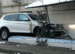 Убегавший от погони BMW въехал в аптеку в Ставрополе