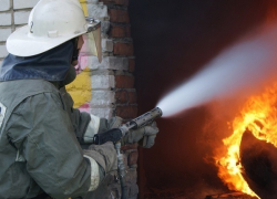 Заброшенный дом горел в центре Ставрополя