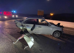 Водитель из Невинномысска врезалась в отбойник и вылетела через лобовое стекло 