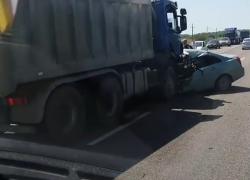 Две женщины погибли в легковушке, залетевшей под грузовик около Ставрополя