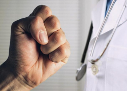 Ставропольский пенсионер ударил врача тяжелым предметом по голове за плохое лечение