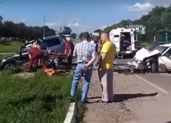 Внедорожник улетел на обочину после столкновения с «Приорой» на трассе Ставрополья