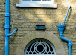 Вор-рецидивист из МинВод повис на трубе после попытки кражи