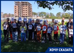 Многоэтажки вместо футбольного поля: семьи из Ессентуков вступили в битву с властями за здоровье своих детей