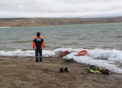 Лодка с тремя рыбаками перевернулась на Новотроицком водохранилище