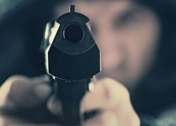 Мужчина в камуфляжной форме выстрелил из пистолета в женщину возле парка в Пятигорске