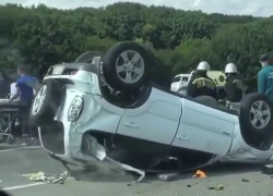 К пострадавшим в серьезном ДТП с перевернувшимся внедорожником и разбитой «Нивой» под Пятигорском поспешил реанимобиль