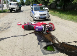 Мотоциклист без прав влетел в яму и чуть не погиб на Ставрополье