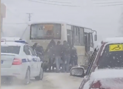 В Ставропольском крае из-за снегопада на дорогах снова пробки