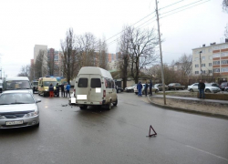 В Ставрополе столкнулось маршрутное такси и "Лада"