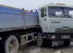 В Невинномысске водитель КамАЗа въехал в ограждение на трассе «Кавказ»