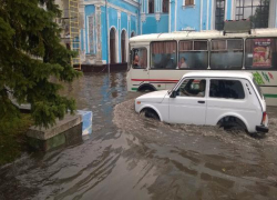 Автомобили плыли около железнодорожного вокзала в Ставрополе