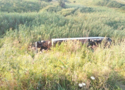 Грузовик на огромной скорости "зацепил" обочину и перевернулся на Ставрополье - водитель попал в больницу