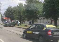  Уходя от погони, «легковушка» врезалась в иномарку, которая перевернулась в Ставрополе