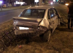 Очевидцы сняли на телефон, как на улице Доваторцев опрокинулась "Лада-Калина"