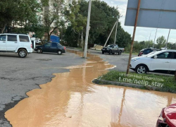 Жижа неизвестного происхождения потекла по юго-западу Ставрополя