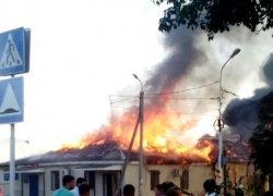 В Георгиевске горит здание ритуальных услуг