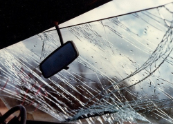 Иномарка съехала в кювет из-за ошибки водителя на Ставрополье