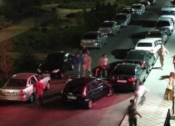 Шесть припаркованных у дома автомобилей протаранил пьяный водитель в Ставрополе, - очевидцы 