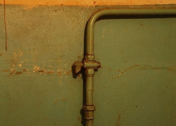 Буйный гражданин угрожал судебным приставам расправой