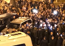 Владимир Путин вышел к толпе народа в Минводах