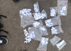 50 пакетиков с наркотиками изъяли полицейские у дилеров в Пятигорске