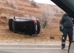 Чёрный легковой автомобиль перевернулся на Ставрополье
