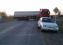 Сорокатонный бензовоз врезался в «десятку», в которой сидели двое детей на Ставрополье