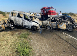 Три автомобиля загорелись из-за жесткой аварии на трассе Ставрополья: два водителя погибло