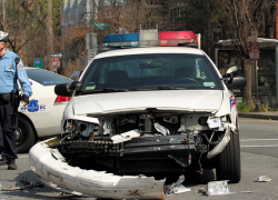 В Ставрополе водитель сбил инспектора ДПС и протаранил его автомобиль