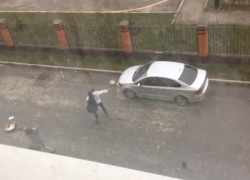 В Ставрополе из окна многоэтажки на машины выбросили мебель