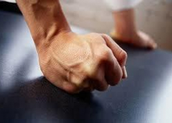 Трое парней напали на полицейского, пытавшегося остановить избиение человека