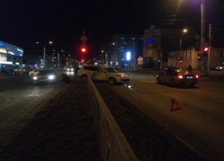 Французский автомобиль Citroën влетел в разделительный забор в центре Ставрополя