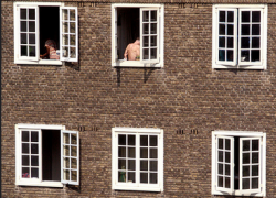 В МинВодах пьяная женщина выпала из окна