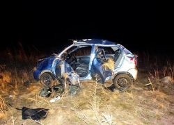 На выезде из Ставрополя неопытный водитель свалился в кювет и перевернулся: четверо пострадали