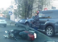 Пожилой скутерист столкнулся с легковушкой в Ставрополе