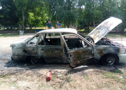 На Ставрополье женщина застряла в горящем автомобиле