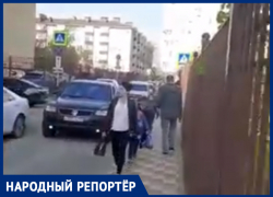 «Дети буквально под колесами»: жители 204 квартала в Ставрополе обеспокоены шириной тротуара рядом с дорогой