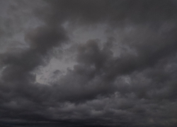 Штормовое предупреждение с ливнем и градом объявили на Ставрополье 14 апреля