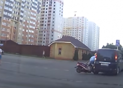 Курьезное столкновение скутериста и черного минивэна в Ставрополе попало на видео