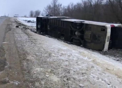 Четыре человека попали в больницу после опрокидывания рейсового автобуса на Ставрополье