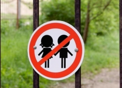 Администрация Октябрьского района исправит состояние детской площадки 