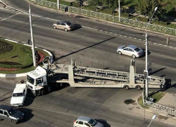 Попавший в ДТП длинномер перекрыл дорогу на выезд из Ставрополя