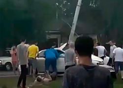 Иномарка "влетела" в столб в Ставрополе - есть пострадавшие